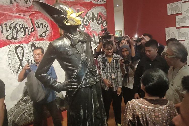 Presiden Kelima RI sekaligus Ketum PDI-P Megawati Soekarnoputri didampingi Butet Kartaredjasa melihat pameran seni berupa patung kurus berhidung panjang, di Galeri Nasional, Jakarta Pusat, Senin (13/5/2024).