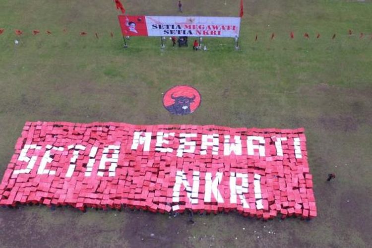 Koreografi unik yang diciptakan ribuan peserta apel siaga PDIP Kabupaten Magelang, di lapangan drh Soepardi, Magelang, Minggu (5/2/2017).