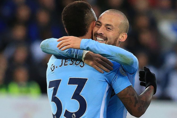 David Silva dan Gabriel Jesus merayakan gol Manchester City ke gawang Leicester City pada pertandingan Premier League di King Power Stadium, Sabtu (18/11/2017).