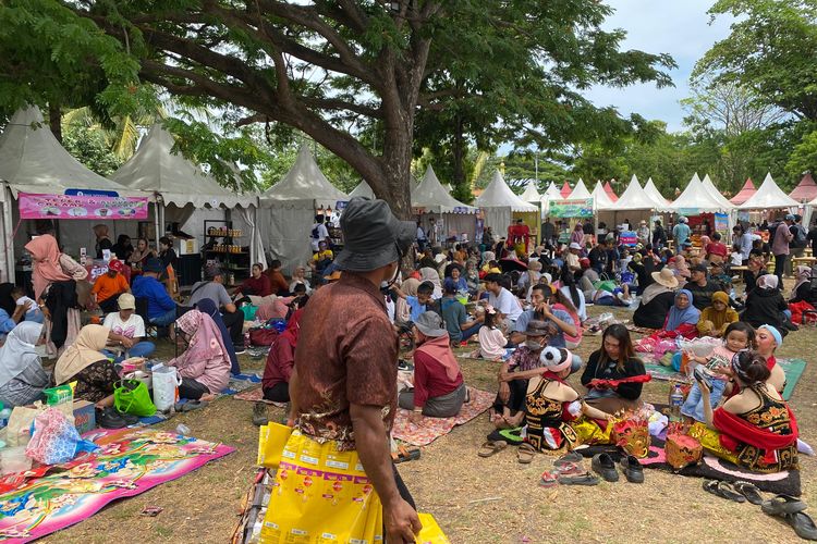 Pengunjung berbelanja di UMKM yang tersedia di area gelaran Gandrung Sewu 2025.