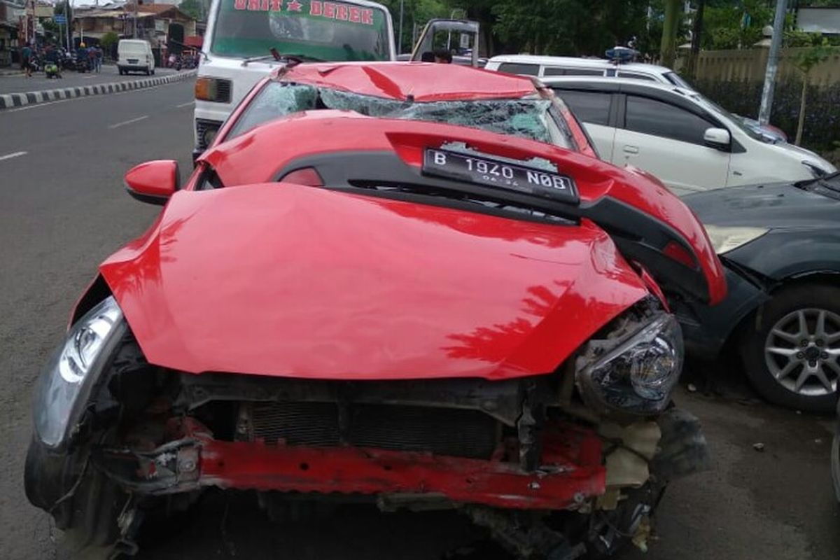 Kecelakaan yang melibatkan mobil dengan nomor polisi B-1940-NOB dan sepeda motor terjadi di simpang empat traffic light Jalan Kesehatan, Gambir, Jakarta Pusat pada Sabtu (2/1/2021).   Kecelakaan itu terjadi duduga karena pengemudi mobil jenis Mazda bernama Elisia (28) menerobos lampu merah.