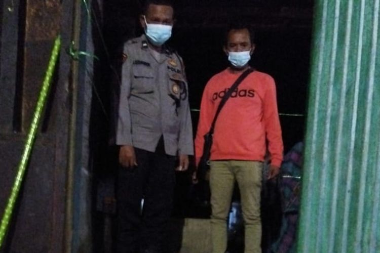Foto: Polisi melakukan olah tempat kejadian perkara di lokasi ditemukannya korban tewas di depan pintu masuk rumah di Dusun Marubun Pane, Nagori Urung Pane Kecamatan Purba Kabupaten Simalungun, Sumut, Jumat 22 April 2022 malam sekitar pukul 23.10 WIB.
