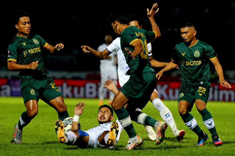 Pemain Arema FC Gian Zola terjatuh setelah berebut bola dengan pemain Persikabo 1973 saat pertandingan terakhir babak penyisihan Grup D Piala Presiden 2022 yang berakhir dengan skor 0-1 di Stadion Kanjuruhan Kepanjen, Kabupaten Malang, Minggu (19/6/2022) malam.