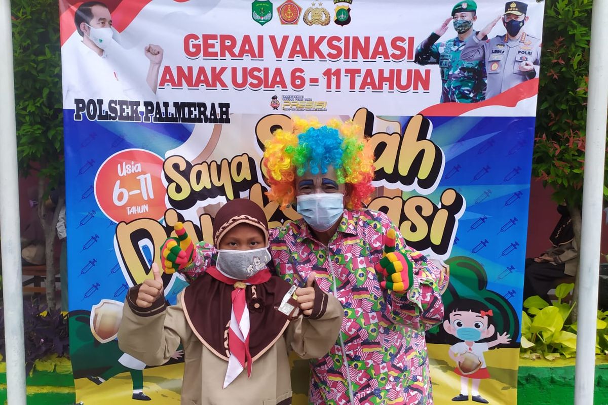 Vaksinasi anak usia 6 hingga 11 tahun di Jakarta Barat diwarnai kehadiran badut penghibur pada Rabu (15/12/2021). 