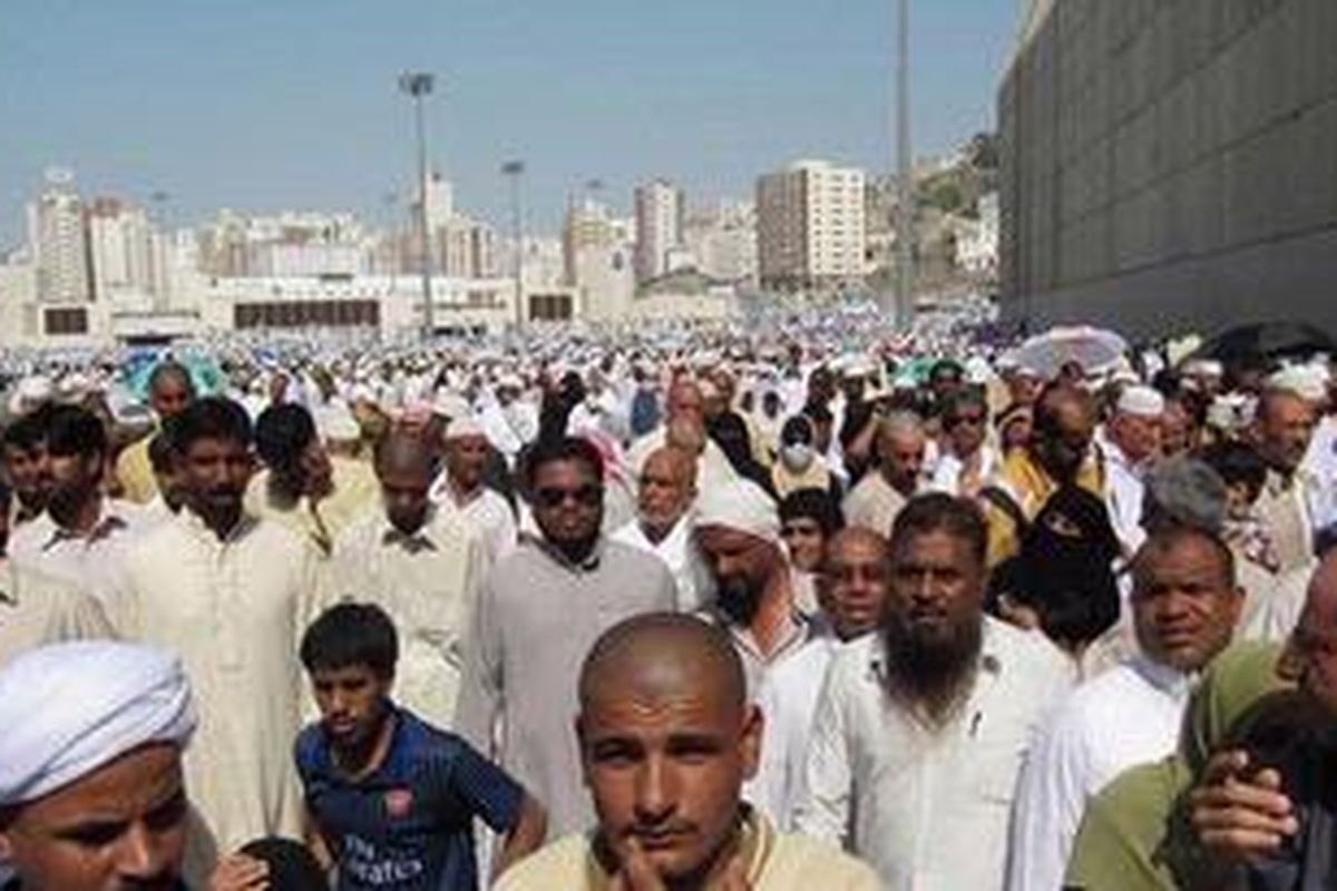 Usai shalat wajib di Masjidil Haram, jemaah haji dari berbagai negara keluar bersamaan menuju pondokan masing-masing, seperti tampak pada musim haji tahun 2010.