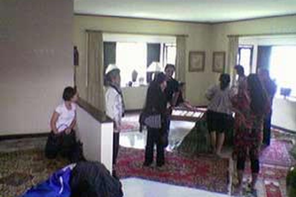 Para kerabat tengah melakukan persiapan di rumah duka Sophan Sophiaan, Jl. Garuda V Blok C II No 1, Bintaro Jaya.