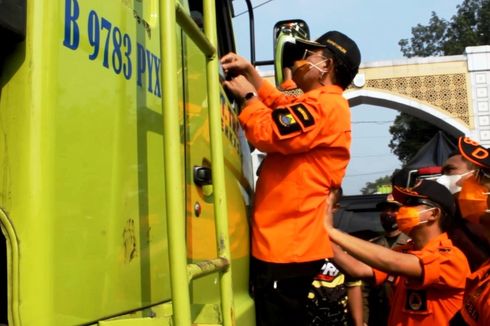 Bupati Cianjur Ikut Cegat dan Periksa Truk di Pos Penyekatan, 