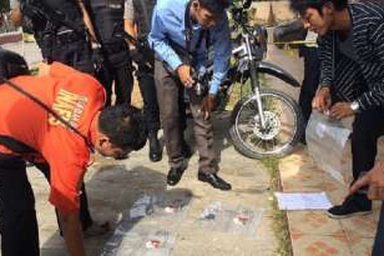 Tim investigasi Kepolisian Daerah Jambi mengumpulkan seluruh temuan di lokasi pasca-ledakan sebuah bahan peledak yang sementara diduga bom rakitan di Kelurahan Pasir Putih, Kecamatan Jambi Selatan, Kota Jambi, Rabu (27/1/2016) pagi. Polisi masih menelusuri pelaku peledakan dan motifnya.