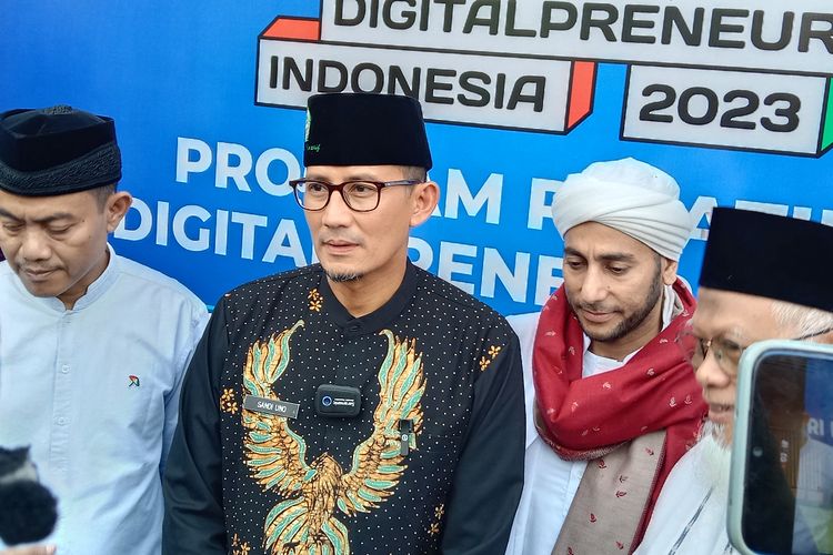 Menteri Pariwisata dan Ekonomi Kreatif Sandiaga Salahuddin Uno, saat berkunjung ke Pesantren Manbaul Ma’arif Denanyar, Kabupaten Jombang, Jawa Timur, Sabtu (15/7/2023).
