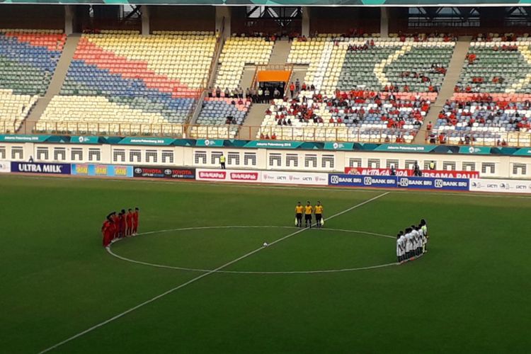 Pemain Tim Nasional Indonesia U-19 dan Arab Saudi U-19 mengheningkan cipta untuk para korban gempa bumi di Palu sebelum laga ujicoba yang berlangsung di Stadion Wibawa Mukti, Cikarang, Rabu (10/10/2018). 