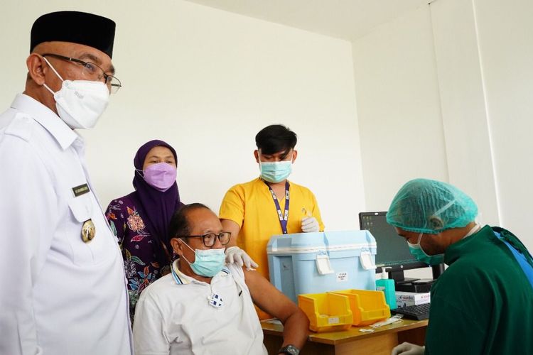 Wali Kota Epok Mohammad Idris saat meninjau kick off vaksinasi booster di RSUI Depok, Rabu (12/1/2022).