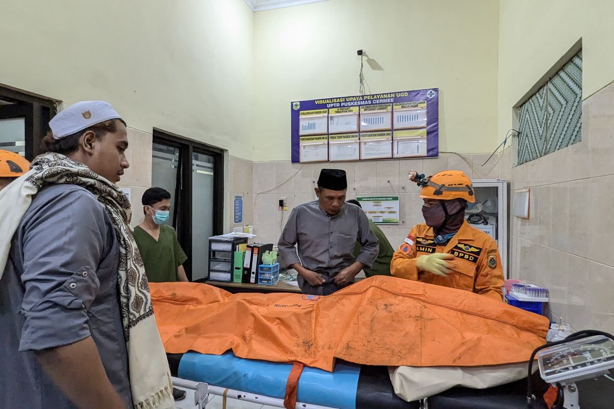 Bapak dan anak di Situbondo kecebur sungai. Keduanya meninggal dunia saat dievakuasi petugas.
