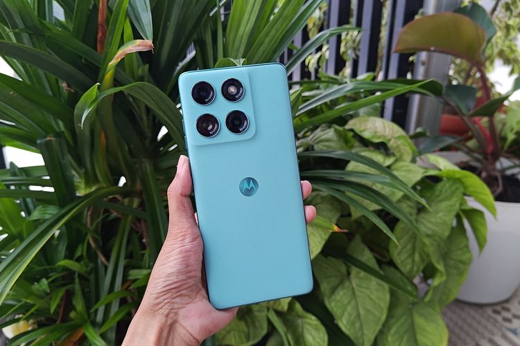 Sekilas jumlah kamera Motorola Edge 60 Fusion terlihat seolah empat kamera, tetapi sebenarnya ponsel ini hanya dibekali dua kamera belakang meliputi kamera utama 50 MP dan kamera ultrawide 13 MP. Sementara dua lainnya adalah sensor 3 in 1 Light dan lampu flash LED.