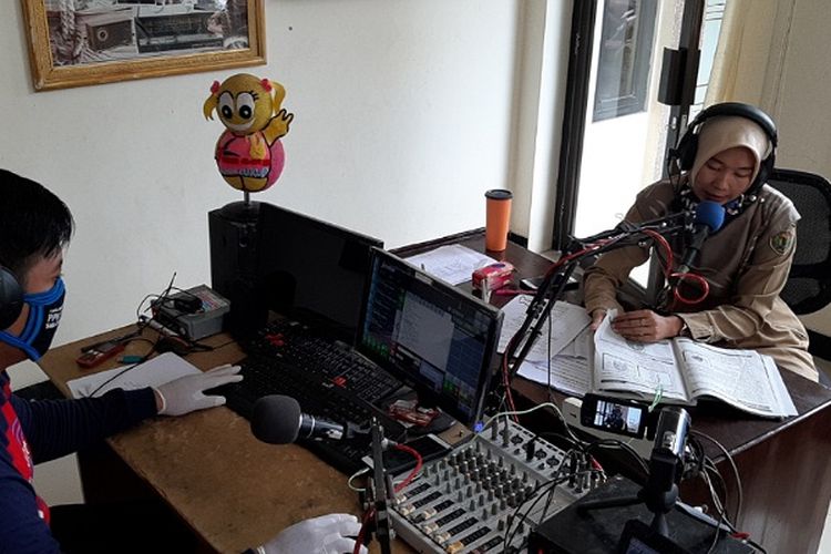 Suasana guru mengajar di Radio Komunitas SD Negeri 01 Tegalontar, Sragi, Kabupaten Pekalongan Jawa Tengah.