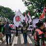 Tolak Kenaikan BBM, Sejumlah Pengemudi Ojol Padati Jalan Gerbang Pemuda untuk Demo ke DPR