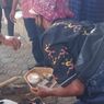 Kecewa Kades Terpilih Batal Dilantik, Massa Gelar Ritual Potong Kambing di Depan Kantor Bupati Flores Timur