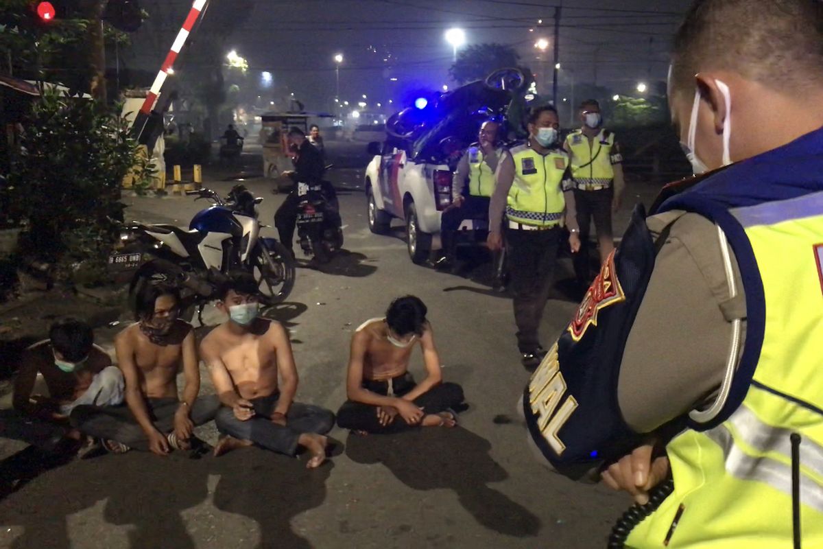 Polisi menangkap gerombolan anak muda di perlintasan rel Stasiun Senen, Jakarta Pusat pada Minggu (4/7/2021) dini hari. Dari para pemotor, polisi menemukan senjata tajam. 
