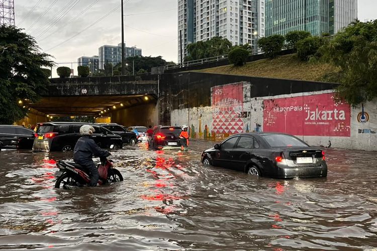 Hujan deras mengguyur sebagian besar wilayah Jakarta hingga menyebabkan genangan air di beberapa titik. Penumpang Whoosh diimbau datang lebih awal untuk menghindari keterlambatan.