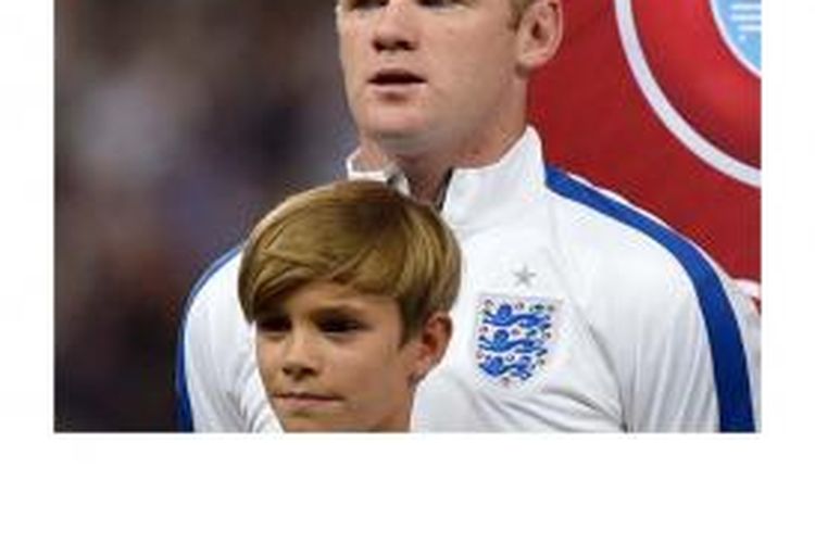 Kapten timnas Inggris, Wayne Rooney (belakang) didamping oleh putra David Beckham, Romeo, menjelang laga kualifikasi Piala Eropa 2016 melawan Swiss di Wembley, Selasa (8/9/2015).