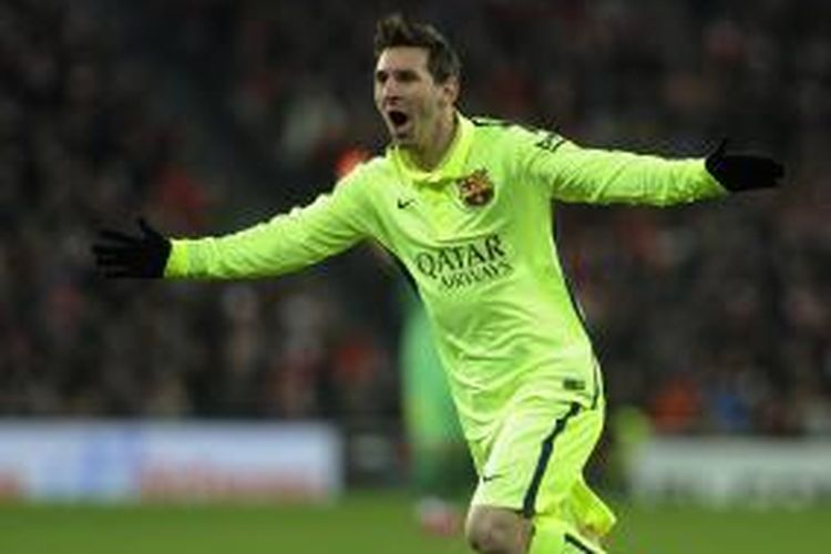 Penyerang Barcelona Lionel Messi merayakan keberhasilannya mencetak  gol ke gawang Athletic Bilbao, pada lanjutan Primera Division, di San Mames, Bilbao, Minggu (8/2/2015). 