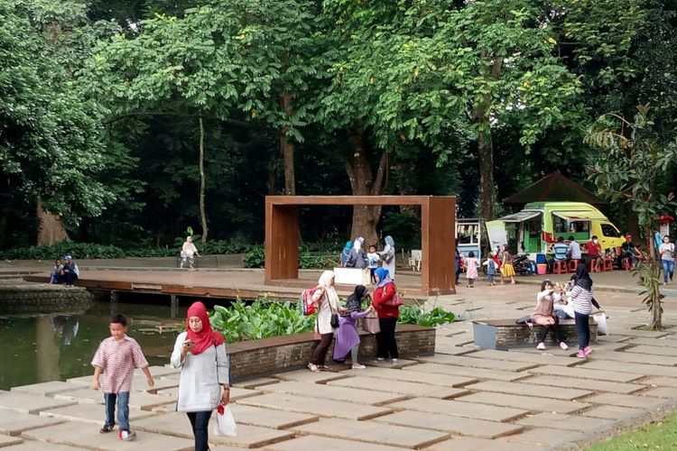 Salah satu tempat baru yang digemari wisatawan saat berkunjung ke Kebun Raya Bogor. Bertempat di sisi danau gunting, terdapat pelataran dengan ornamen kaca dan kayu, favorit spot foto wisatawan.