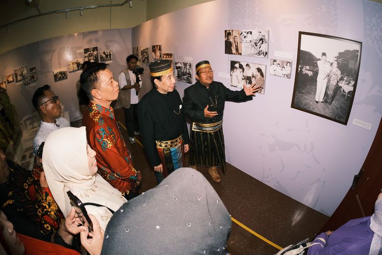 Guruh Soekarno Putra sedang melakukan Tur Pameran ?Pakkamase? dari Museum Kepresidenan RI Balai Kirti di Benteng Rotterdam, Makassar, Sulawesi Selatan. 
