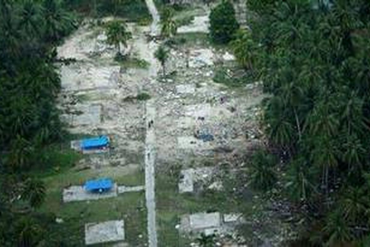 Sejumlah bangunan di Kampung Bosuwa Desa Betumonga Pulau Sipora, Kabupaten Kepulauan Mentawai, hancur akibat gempa dan tsunami, Rabu (27/10/2010).