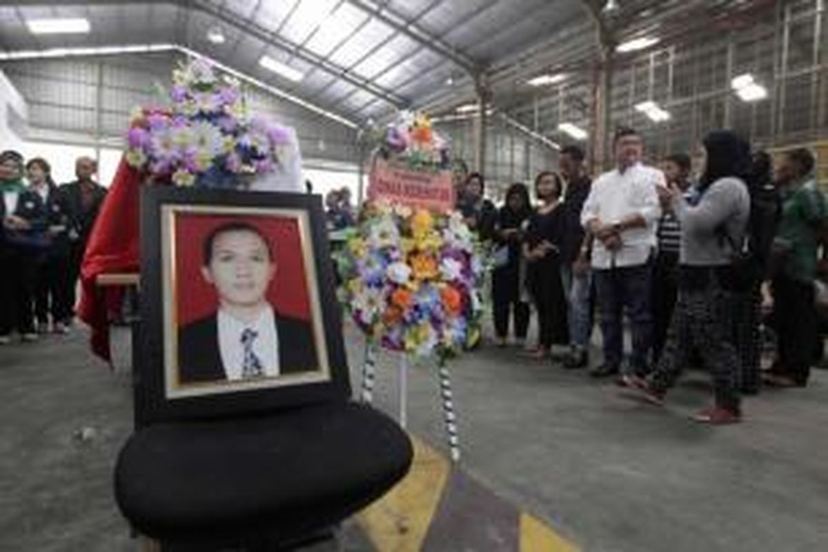 Sanak keluarga dan sahabat berdiri di samping peti jenazah dokter Dionisius Giri Samudra, tiba di Terminal Kargo Bandara Soekarno-Hatta, Tangerang, Banten, Jumat (13/11/2015).  Menurut diagnosa awal, dokter yang akrab disapa Andra itu menderita penyakit ensefalitis, yaitu infeksi otak akibat terkena virus campak. Dia meninggal di RSUD Bumi Cendrawasih, Dobo, Kepulauan Aru. 