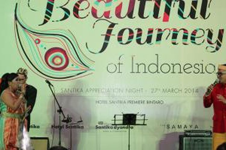 Malam Apresiasi Santika Indonesia bertajuk Beautiful Journey of Indonesia di Edelweisse Ballroom Hotel Santika Premiere Bintaro, Kamis (27/3/2014) malam menampilkan grup Band Simply Fresh.