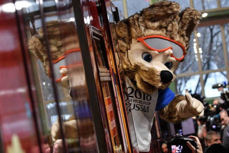 Zabivaka, maskot Piala Dunia 2018, menghadiri peresmian poster resmi 2018 FIFA World Cup di Krasnaya Presnya Metro Depot, Moskow, Rusia, pada 28 November 2017.