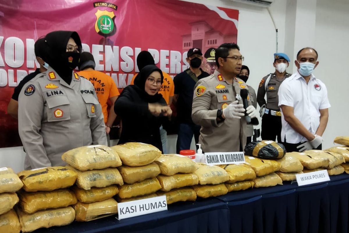 Polres Jakarta Timur melaksanakan rilis pengungkapan penangkapan pengedar ganja dengan barang bukti 47, 527 kilogram. Rilis di Mapolres Jakarta Timur, Rabu (30/3/2022).