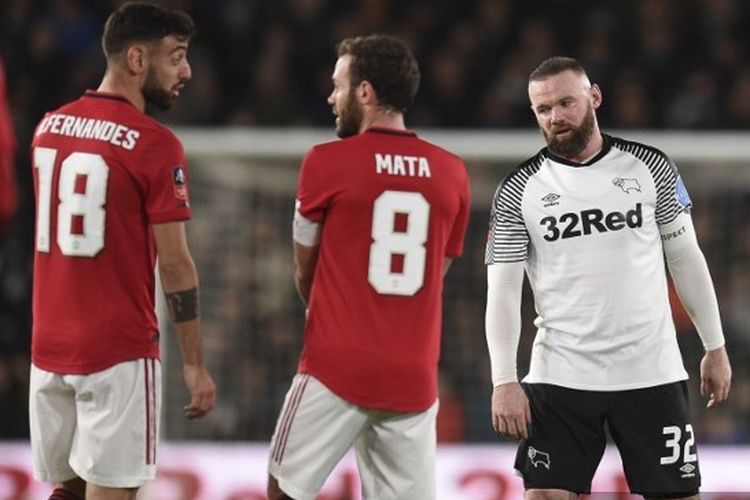 Penyerang Derby County, Wayne Rooney (kanan), bersiap untuk mengeksekusi tendangan bebas pada laga putaran kelima Piala FA melawan Manchester United di Stadion Pride Park, Kamis (5/3/2020) atau Jumat dini hari WIB. 