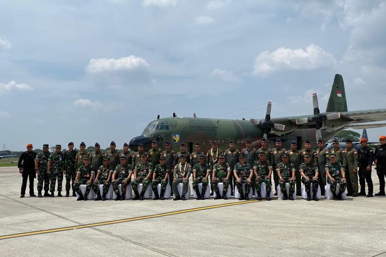 Pesawat TNI Angkatan Udara (AU) C130 Hercules A-1326 tiba di Indonesia, setelah mengemban misi kemanusiaan membantu penanganan gempa selama 33 hari di Turkiye. Pesawat yang diawaki 26 kru tersebut tiba di Base Ops Lanud Halim Perdanakusuma, Jakarta Timur, pada Selasa (21/3/2023) sekira pukul 12.55 WIB. Para kru kemudian disambut Sekretaris Jenderal Kementerian Pertahanan Marsekal Madya (Marsdya) Donny Ermawan Taufanto dan Wakil Kepala Staf AU Marsdya A Gustaf Brugman.