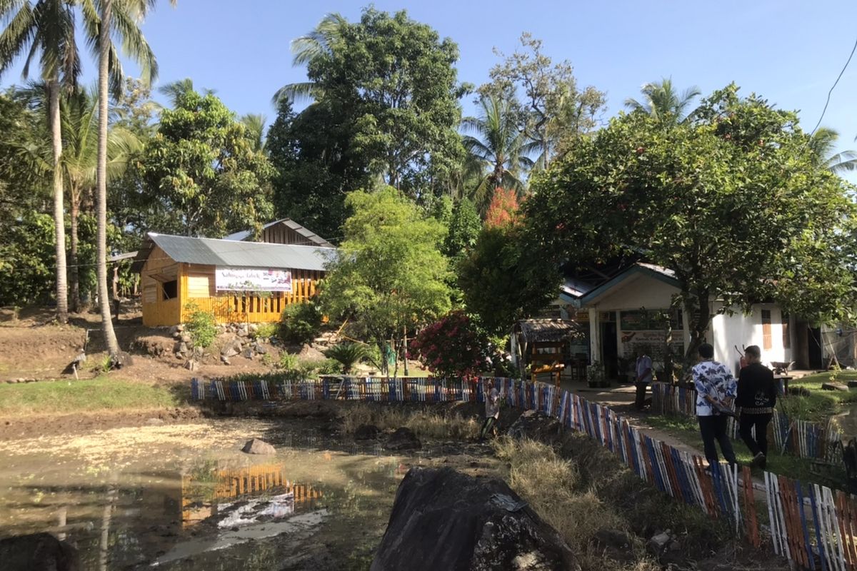 Tempat pembuatan serta pemasaran batik Salingka Tabek, Yusrizal (29) di Sawah Parik, Desa Bawah Duku, Kecamatan Kotobaru, Solok, Sumatera Barat pada Rabu (18/5/2022). Salingka Tabek memproduksi batik mulai dari batik tulis, batik cap, dan aksesoris bermotif batik.