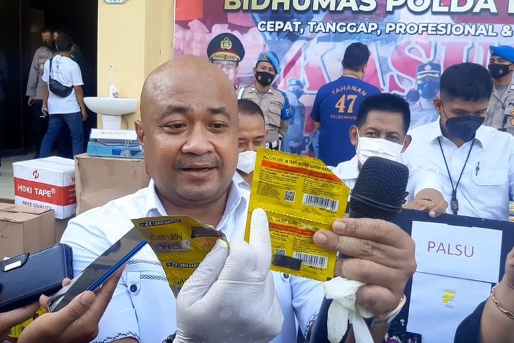 Kasubdit Indag Direktorat Reserse Kriminal Khusus Polda Banten Kompol Condro Sasongko saat menunjukan sampo palsu