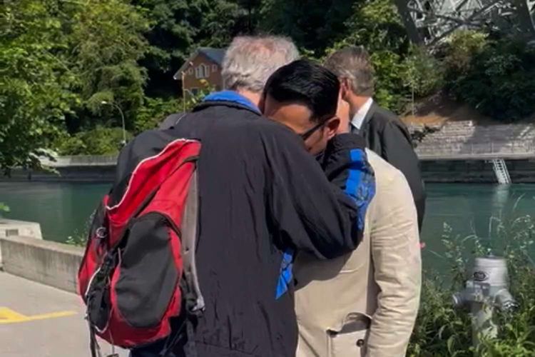 Warga Bern Heinrich memeluk Gubernur Jawa Barat, Ridwan Kamil saat pencarian Emmeril Khan Mumtaz di Sungai Aare, Bern, Swiss.