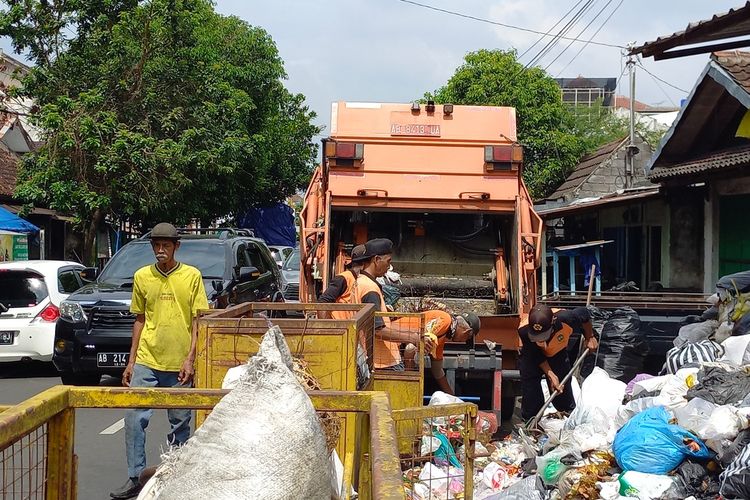 Sampah di TPS Hayam Wuruk, Kota Yogyakarta, mulai diangkut dengan truk-truk sampah, Kamis (12/5/2022)