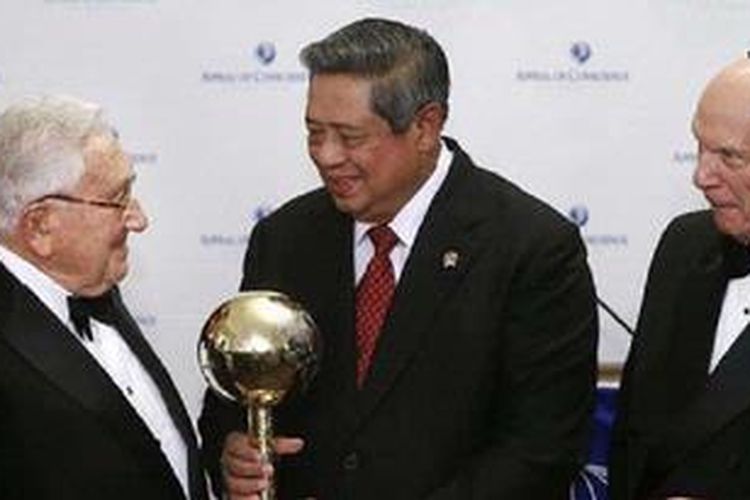 Presiden Susilo Bambang Yudhoyono (SBY) diberi penghargaan World Statesman Award oleh mantan Menteri Luar Negeri AS, Henry Kissinger (kiri) dan Presiden Appeal of Conscience Foundation (ACF), Rabbi Arthur Schneier (kanan), di New York, Kamis (30/5). 