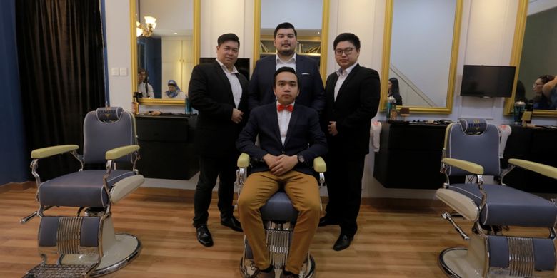 Belakang dari kiri ke kanan & depan: Juan Vincent Ijaya, Robi Jhonatan Oceje, Andrew Kristanto dan Hardy, pemilik TRAVERS Barbershop dalam acara pembukaan TRAVERS Barbershop Jakarta Edition di Kelapa Gading, Jakarta Utara. 