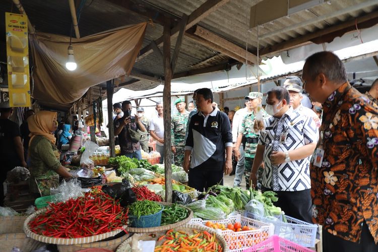 Forkopimda serta sejumlah pimpinan OPD terkait dengan melakukan monitoring dan sidak harga dan stok barang disejumlah pasar pada Jum’at (16/12/2022). Monitoring dan sidak kesejumlah pasar dipimpin oleh wakil Bupati Purworejo Yuli Hastuti. 