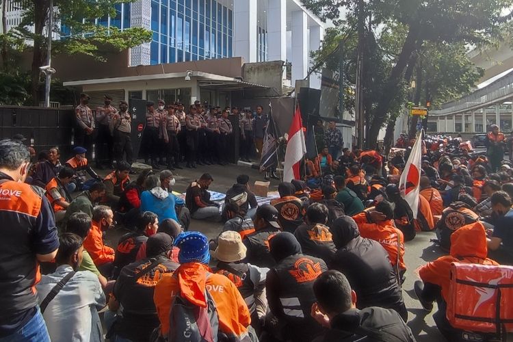 Sejumlah kurir online Lalamove menggelar aksi unjuk rasa di depan Gedung Tempo Scan Tower di Jalan HR Rasuna Said, Setiabudi, Jakarta Selatan, Jumat (11/11/2022). 