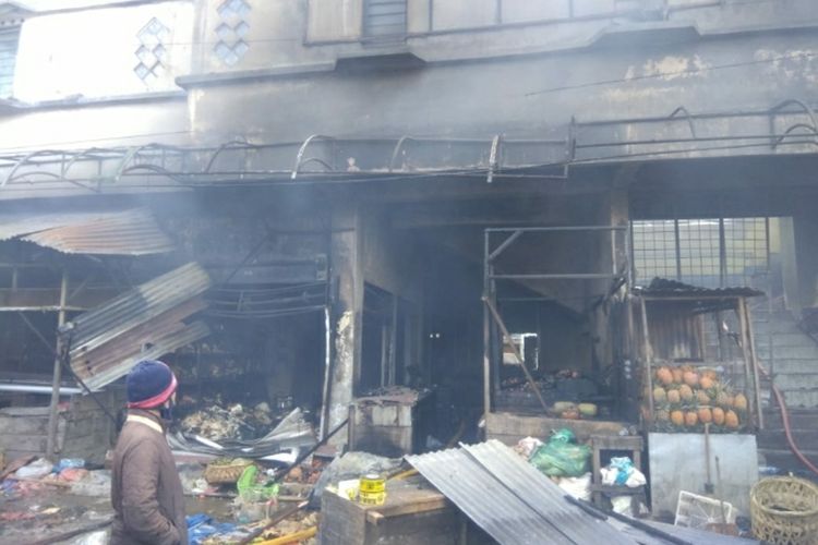 Pasar Berastagi di Kabupaten Karo, Sumut, terbakar hebat pada Selasa (17/11/2020) dini hari. ratusan kios ludes terbakar dan kerugian diperkirakan mencapai miliaran rupiah. 