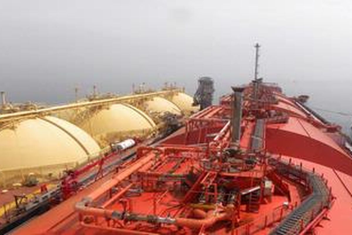 Transfer LNG Antar Kapal - Kapal pengangkut gas alam cair (LNG) Aquarius mentransfer atau memasok LNG ke kapal unit penerima dan regasifikasi (floating storage and regasification unit/FSRU) Jawa Barat, di Teluk Jakarta, Bekasi, Jawa Barat, Jumat (4/5/2012).