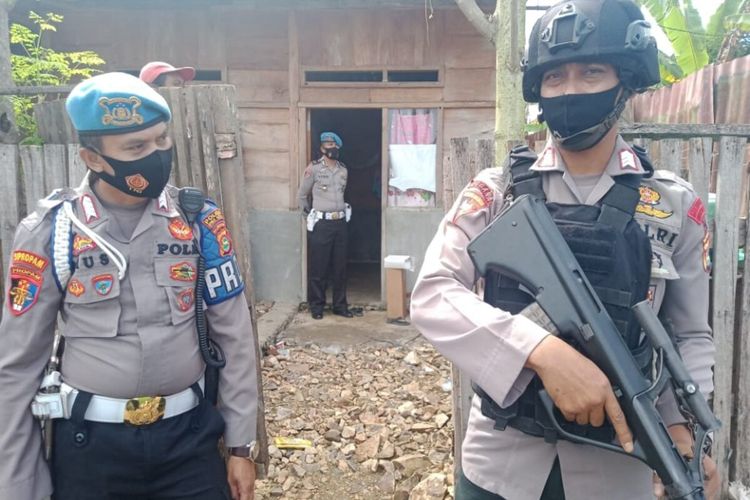 Petugas saat melakukan pengamanan di lokasi penggeledahan disebuah rumah milik B, terduga tertoris yang diamankan tim Densus 88.