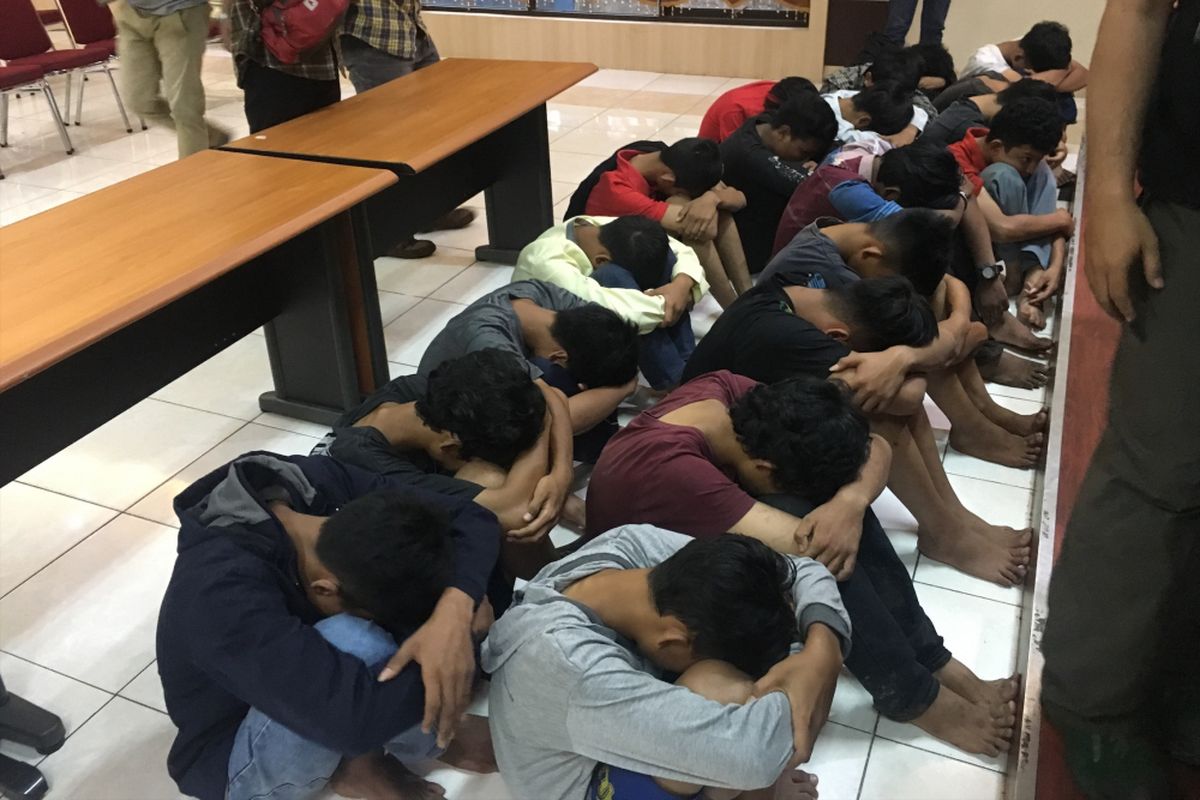 Remaja yang diamankan polisi karena diduga ingin melakukan tawuran, di Polres Metro Bekasi Kota, Selasa (30/5/2017). 