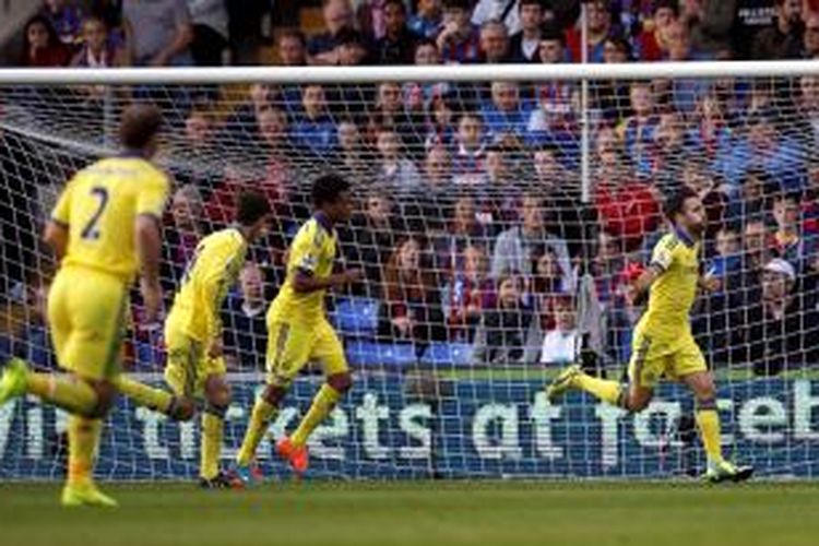 Gelandang Chelsea, Cesc Fabregas, berselebrasi seusai mencetak gol ke gawang Crystal Palace, Sabtu (18/10/2014). 