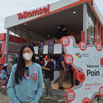 Supervisor Booth Telkomsel Pertamina Grand Prix of Indonesia, Annisa di depan booth Telkomsel di area konsumen.
