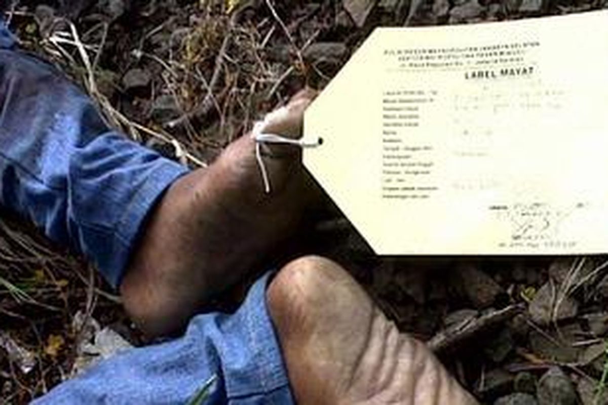 Sesosok jasad pria ditemukan di pinggir rel kereta api dari arah Jakarta menuju Bogor di daerah Poltangan, Pasar Minggu, Jakarta Selatan, Rabu (1/6/2011).