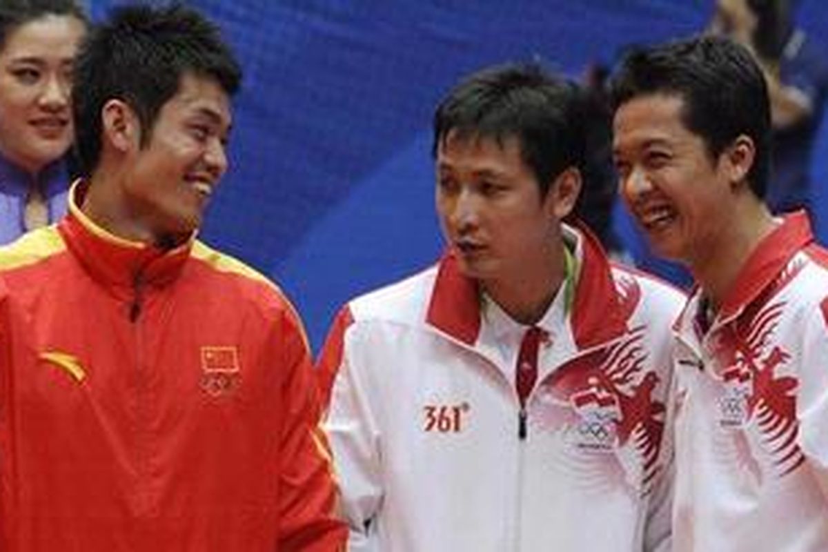 Taufik Hidayat (kanan) dan Lin Dan (kiri) 