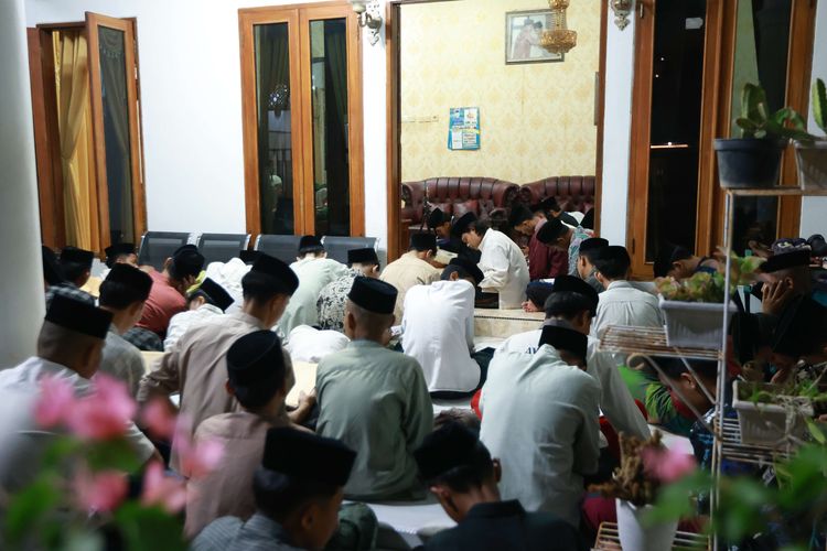 Kegiatan Bandongan di Pondok Pesantren Buntet, Cirebon, Jawa Barat, Jumat (05/12/2025) malam. Bandongan adalah metode pengajaran di mana kiai membaca kitab dan santri menyimak.